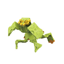Chargez l&#39;image dans la visionneuse de la galerie,Jumping mantis featured in the LaQ insect world mini mantis set